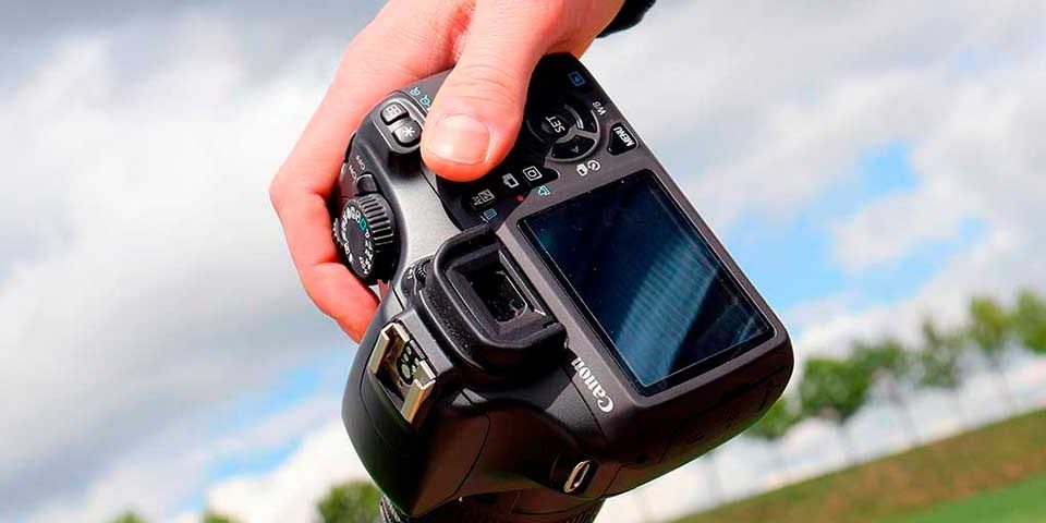 You can use DSLR cameras to shoot branded photos from our funEvent App